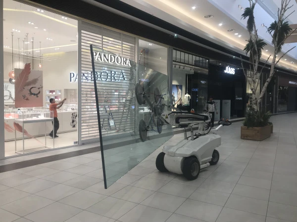 Manutention robotisée de vitrage sur chantier Messimy
