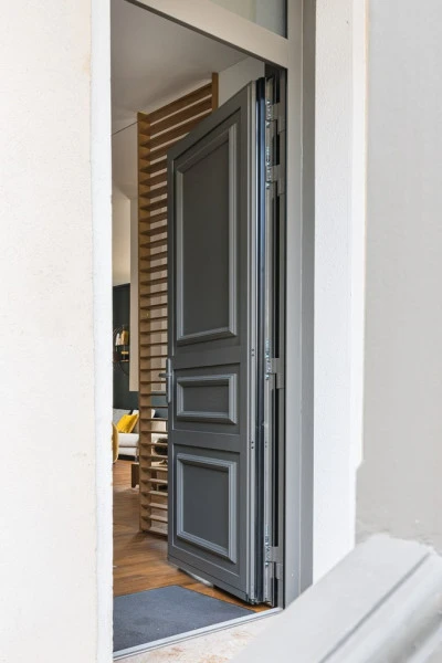 porte-entree-panneau-alu-moulures-en-applique